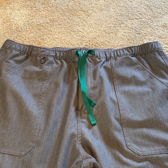 FIGS Technical Collection Cairo Scrub Pants & Chisec 3 Pocket V Top Graphite XXL - Picture 2 of 14